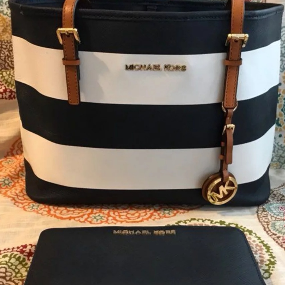 MICHAEL KORS NAVY AND WHITE SET